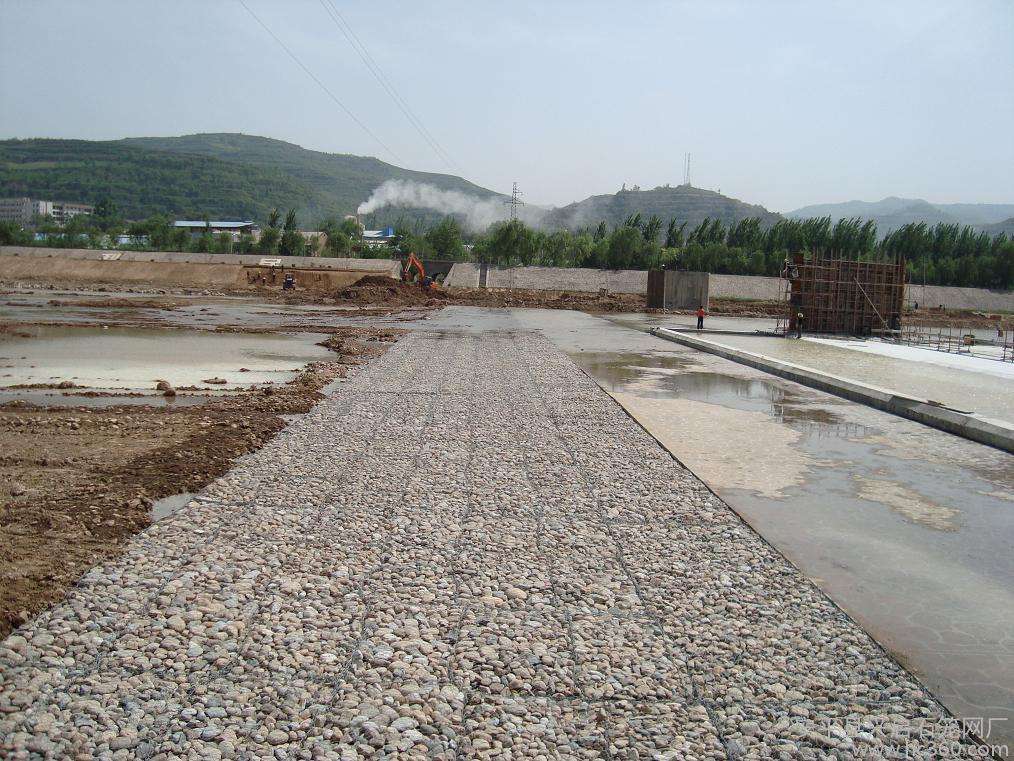 雷诺护垫的施工和河道污染治理的关联性