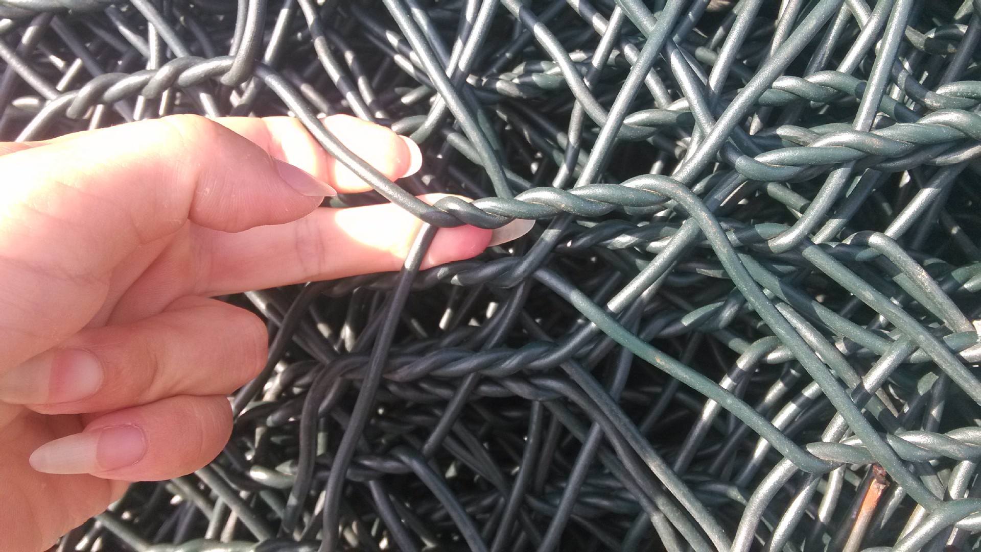 如何保证包塑石笼网的河道施工