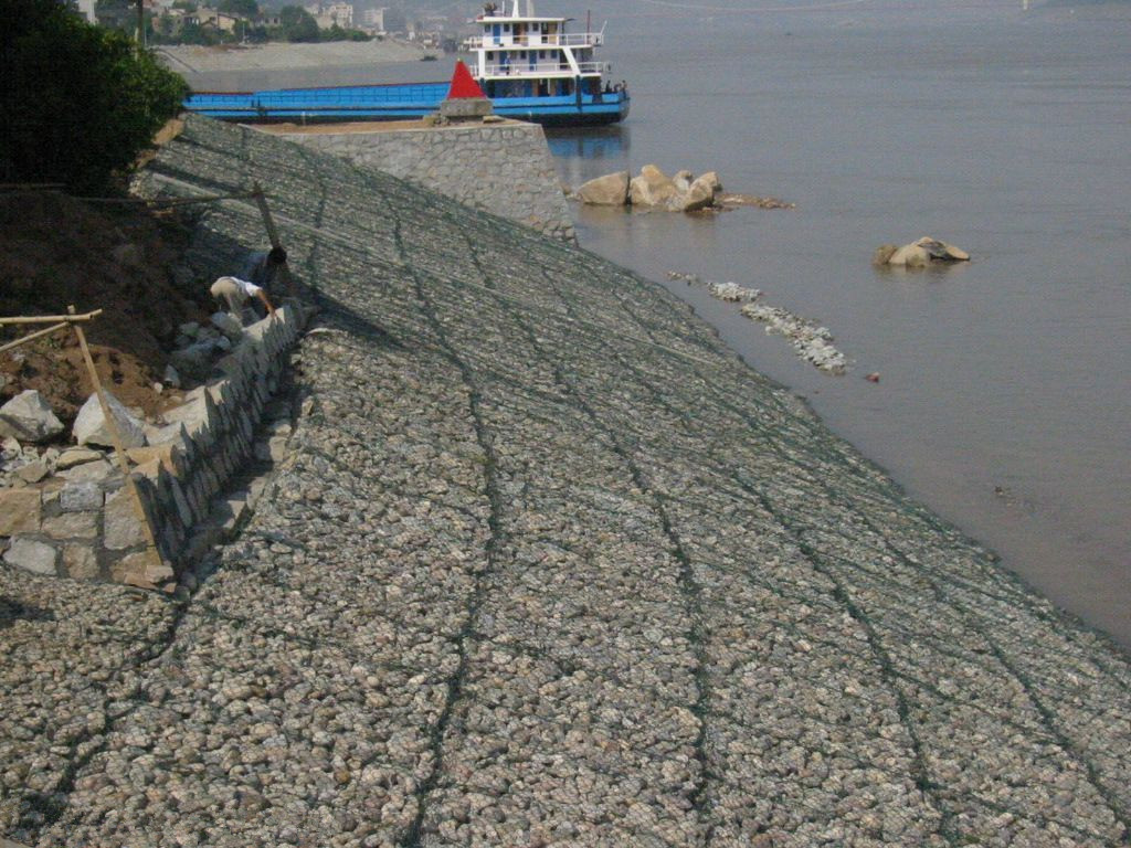 雷诺护垫的生态效应和河道堤坡的防护