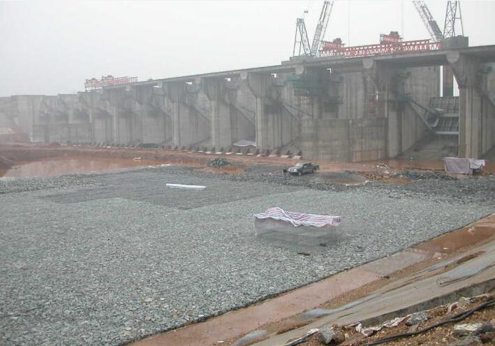 雷诺护垫封盖后顶部易填满
