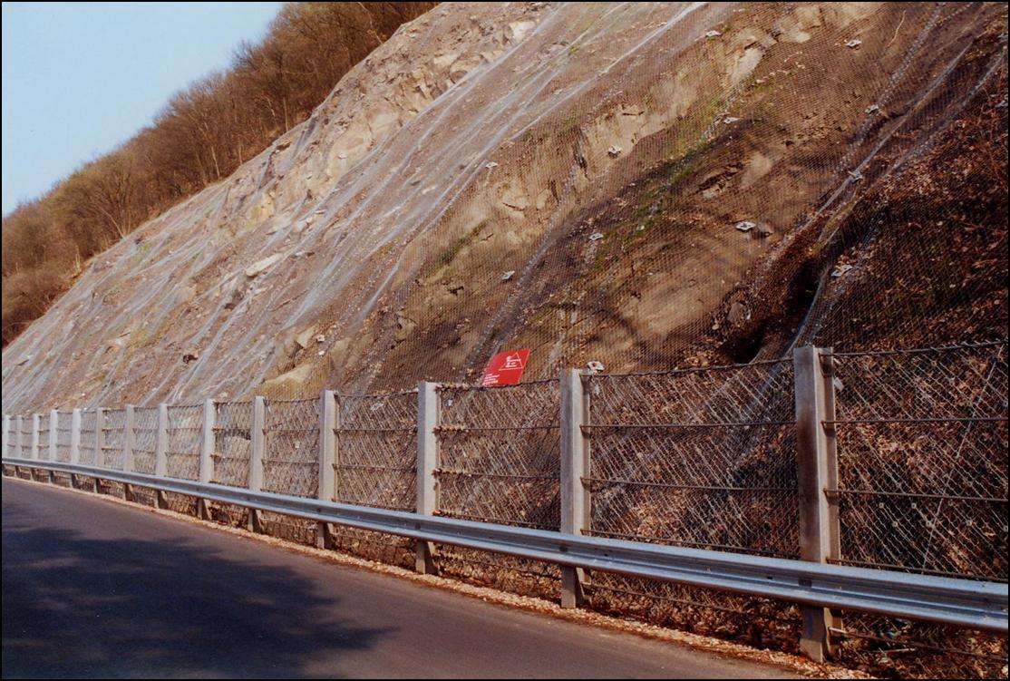 边坡落石防护网在高速公路实际应用中的作用