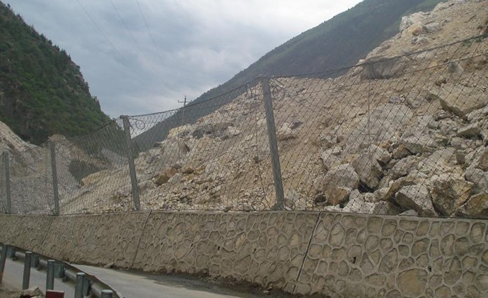 边坡落石防护网在高速公路实际应用中的作用