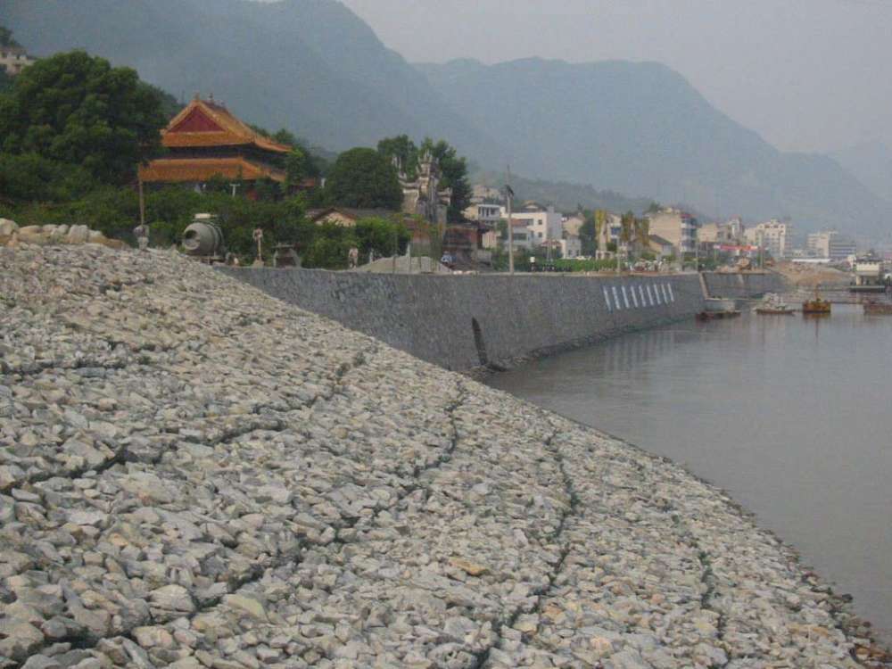 生态雷诺护垫缝隙为水体流动创造了条件
