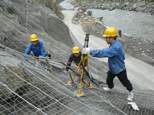 边坡落石防护网施工时的注意要点